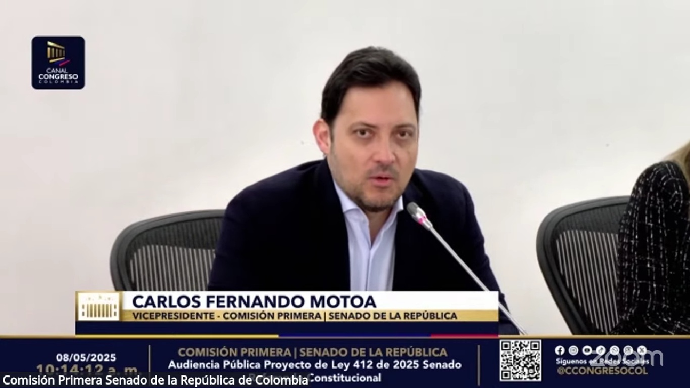 El senador Carlos Fernando Motoa durante la audiencia del referendo por la autonomía regional en la Comisión Primera del Senado.