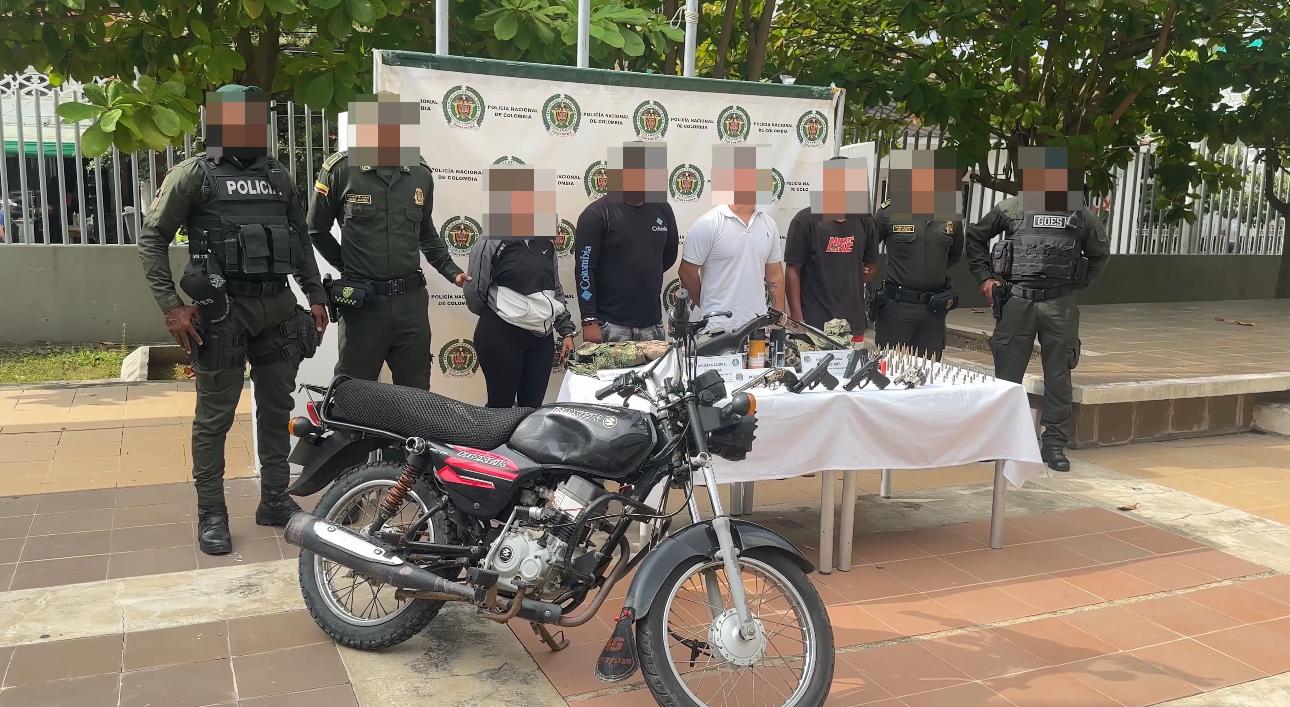 La Policía Metropolitana decomisó armas, municiones y prendas militares en operativo contra estructura criminal en Bolívar.