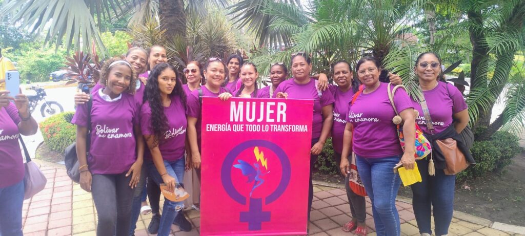 Marelbis Sheck Anaya, vocera del colectivo Mujer Energía, durante su intervención pública en Cartagena.
