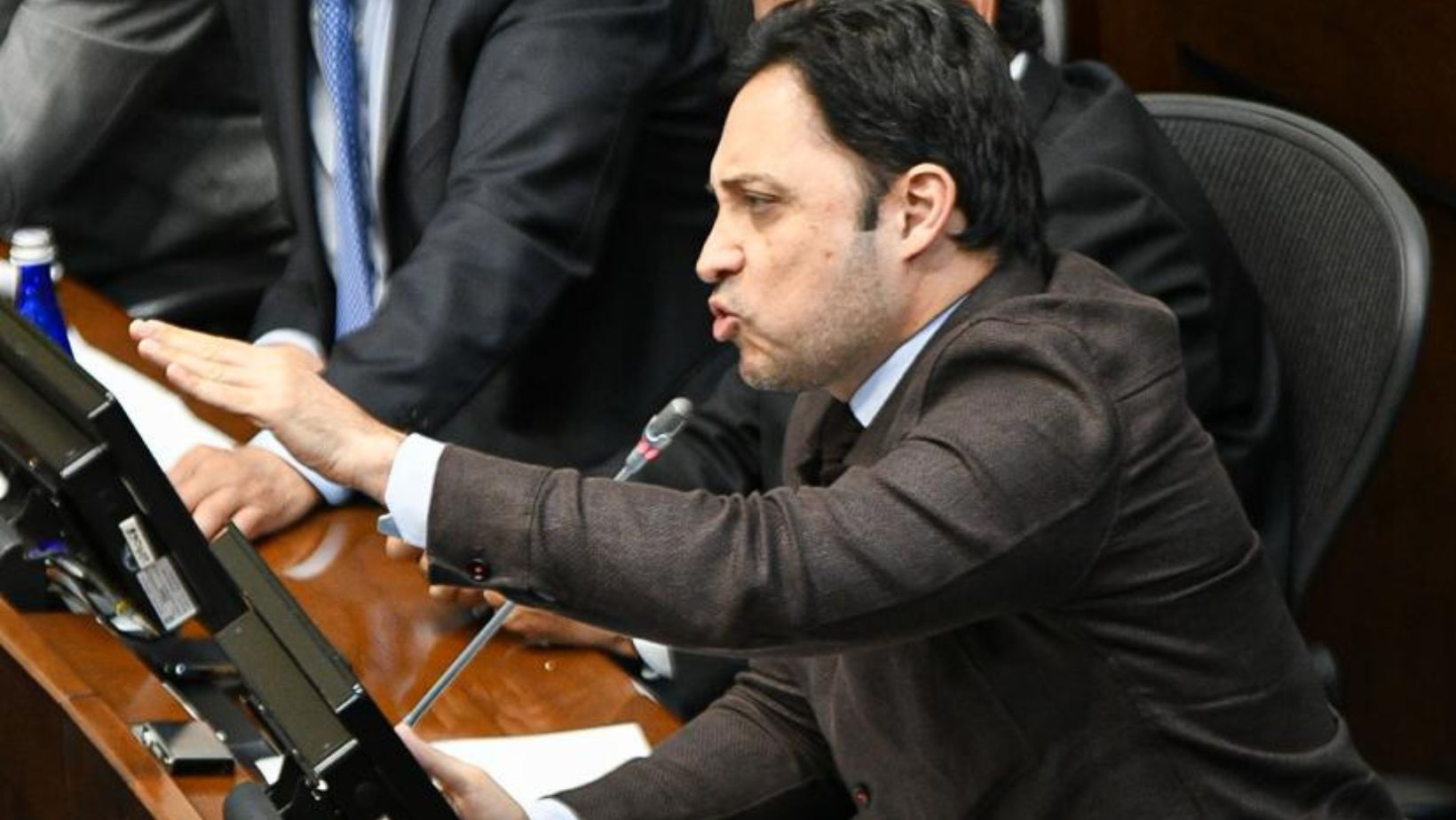 Motoa cuestiona que el 70 % de las preguntas de la consulta ya están en la legislación vigente.