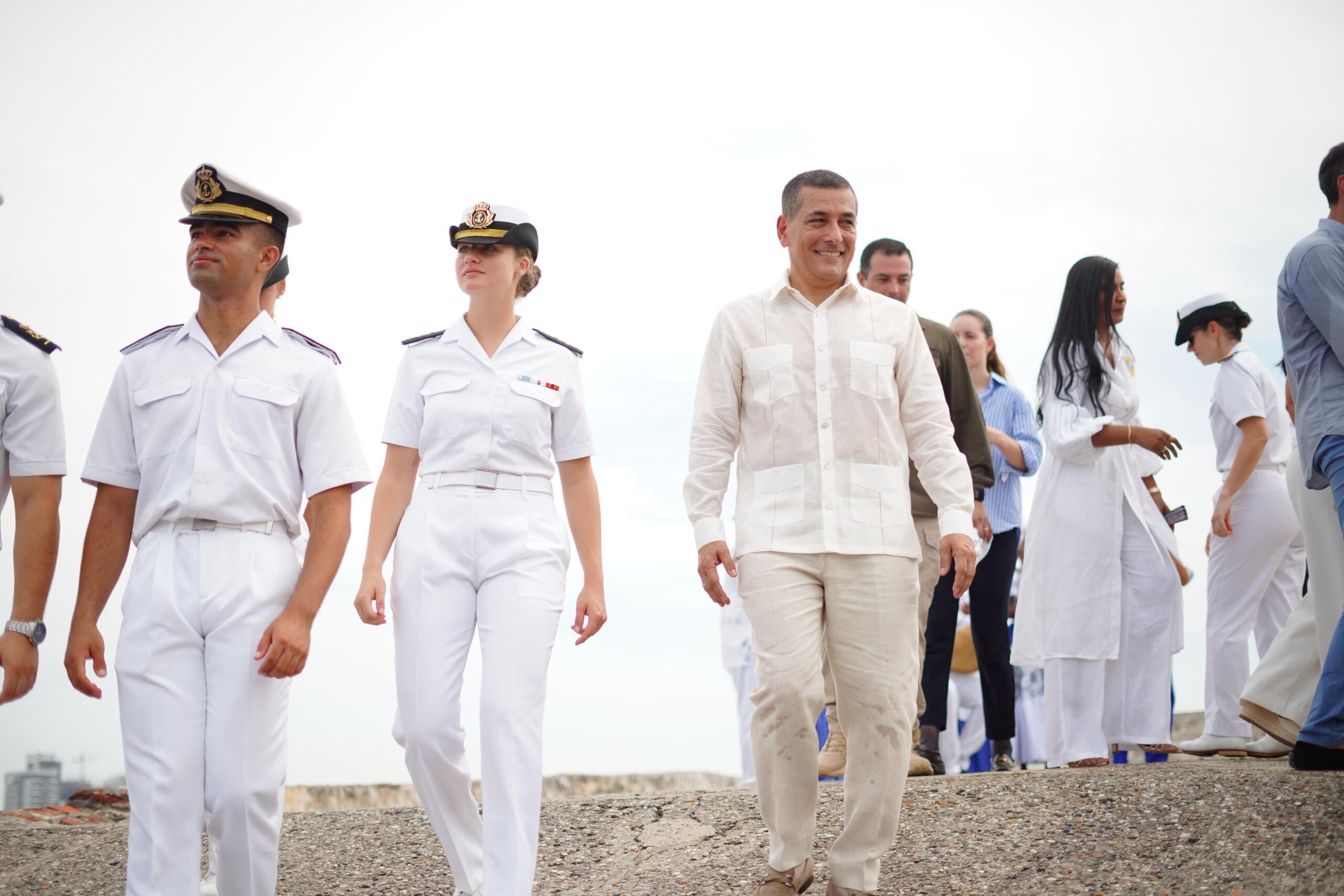 Recorrido de la Princesa Leonor por el Castillo San Felipe junto a delegaciones navales de Colombia y España.