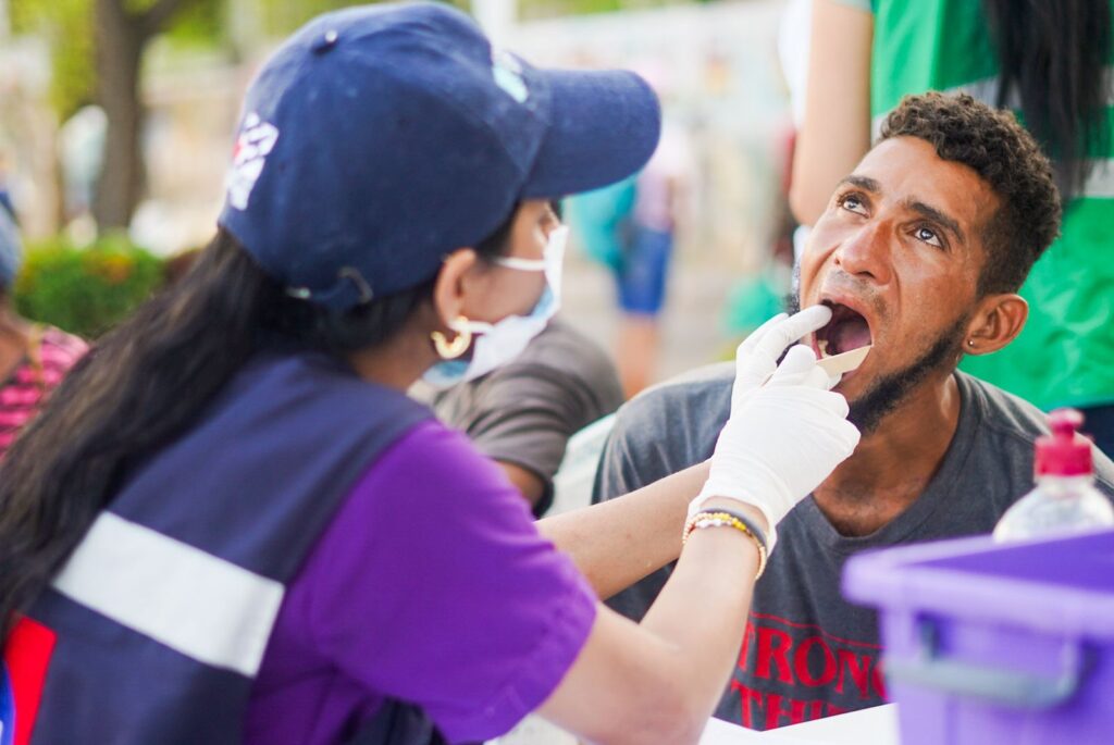 Habitantes de calle recibieron atención odontológica, vacunación y peluquería gratuita como parte del apoyo institucional.
