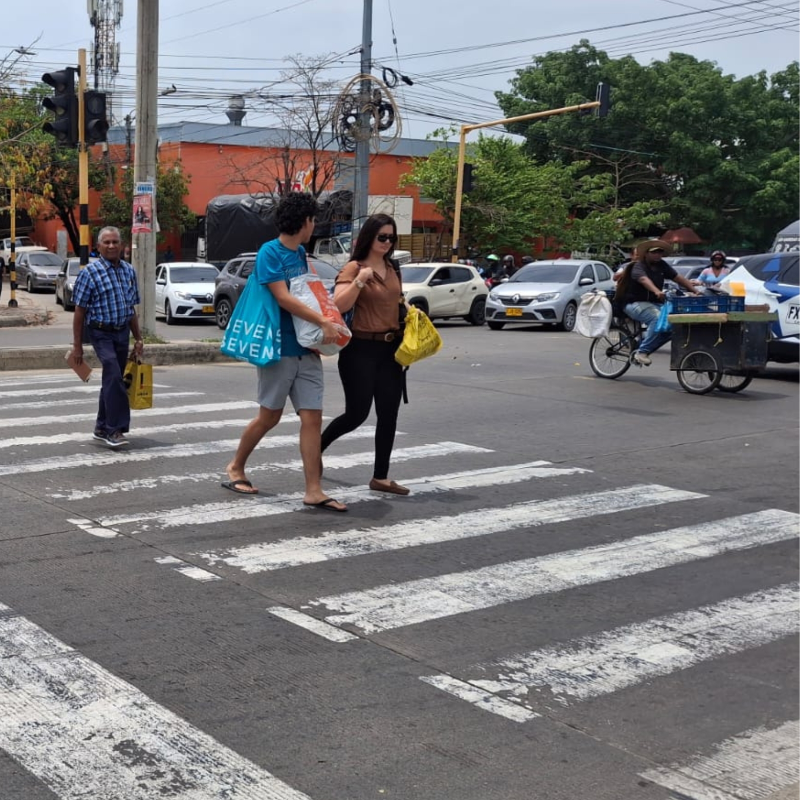 Peatones denuncian inseguridad para cruzar la vía por la ausencia de semáforos funcionales.