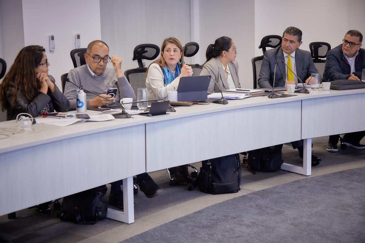 Representantes hospitalarios alertaron a la Defensoría del Pueblo sobre la crisis financiera que afecta servicios y personal de salud.