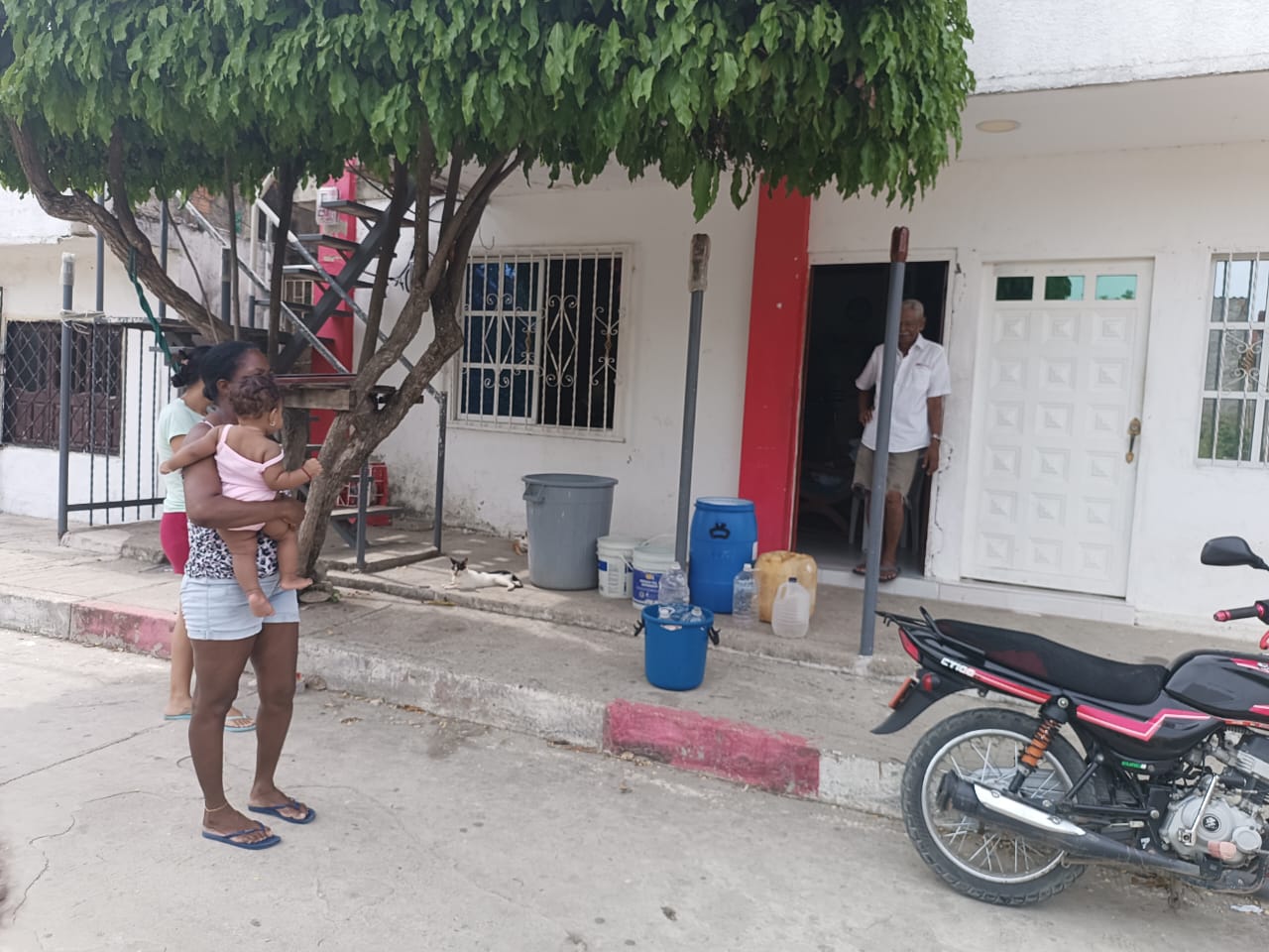 Residentes reportan que Acuacar no ha enviado carrotanques ni ha dado respuesta efectiva a la emergencia.