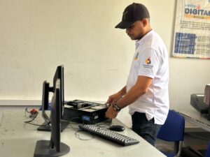 Equipos técnicos realizan mantenimiento a computadores en entidades distritales para mejorar los servicios digitales.