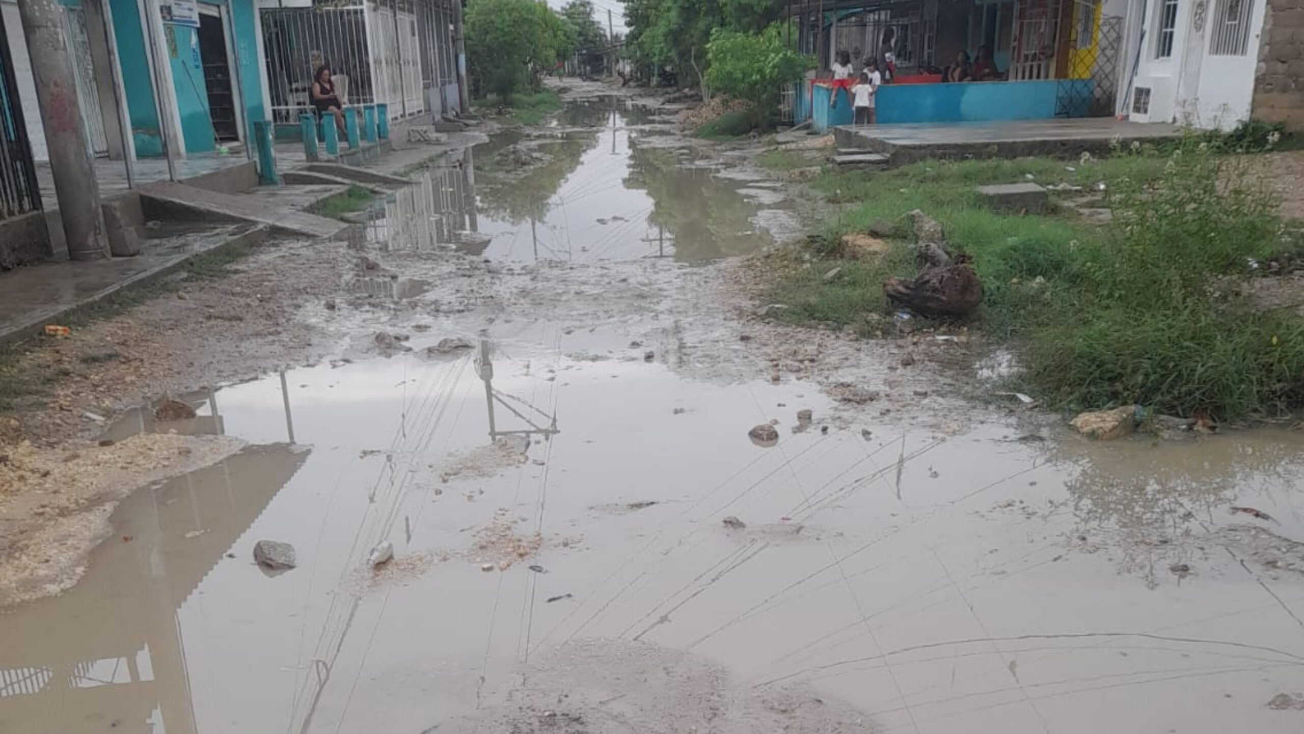 Afectaciones por inundaciones en calle Colombia sector Central Olaya