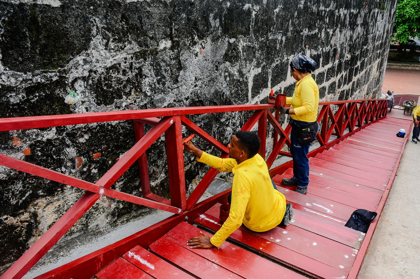 Carpintería restaurada en escaleras de las murallas de Cartagena