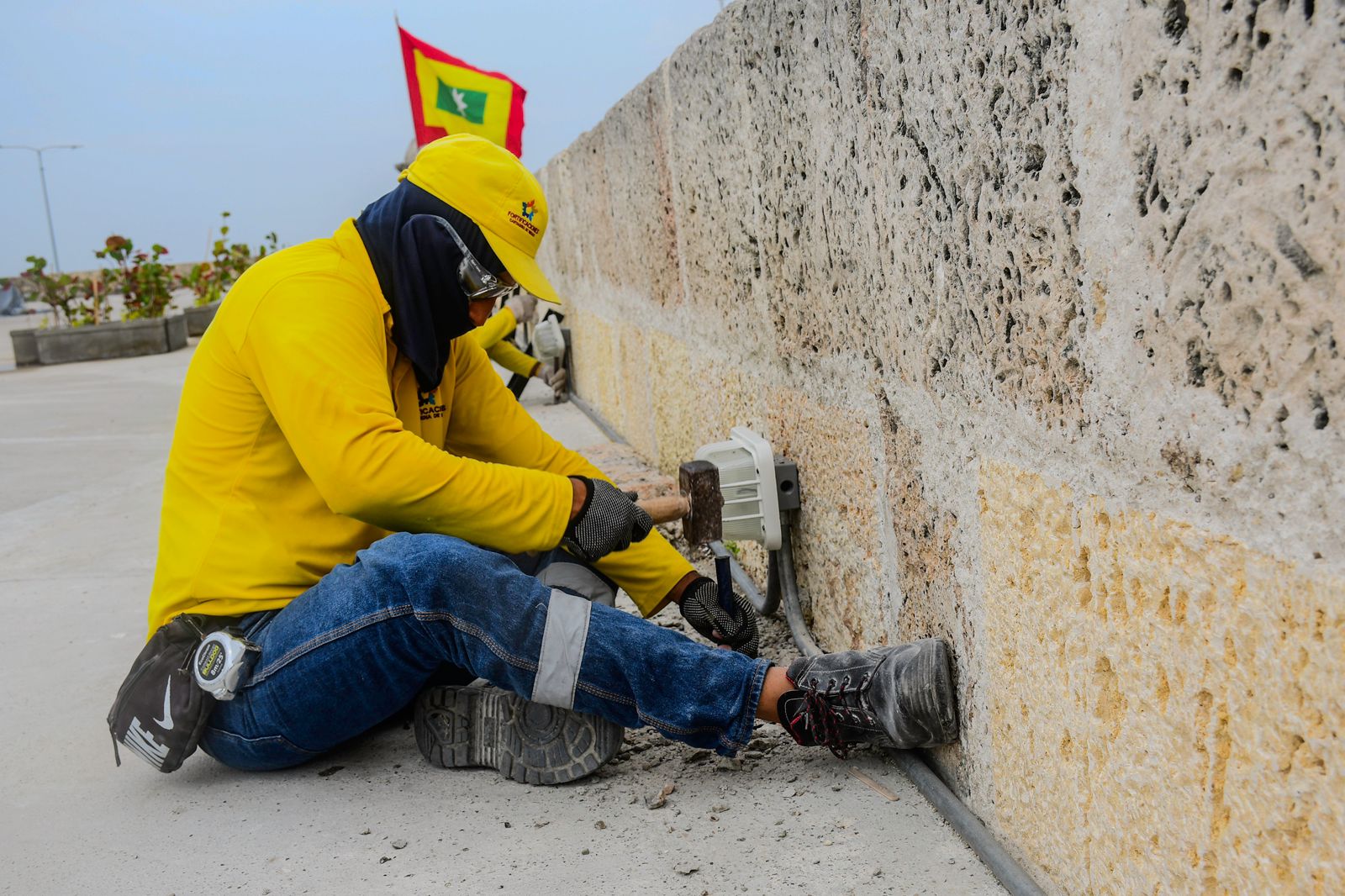 Protección de luminarias como parte de la conservación de murallas de Cartagena