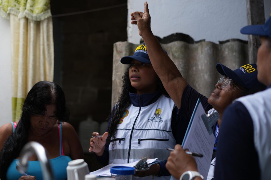 Equipos de emergencia responden a daños por lluvias en Cartagena