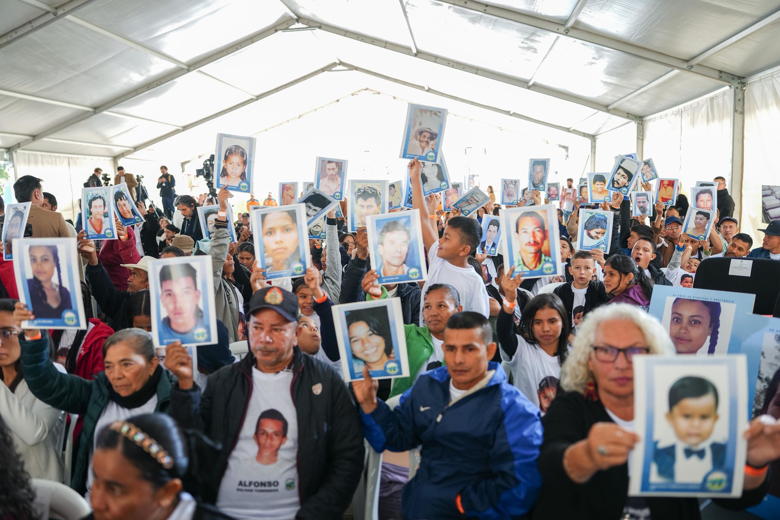 Familiares de víctimas escuchan disculpas del Estado colombiano