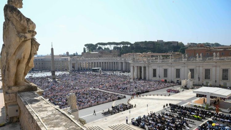 Fieles escuchan reflexión del Papa sobre curaciones de Jesús