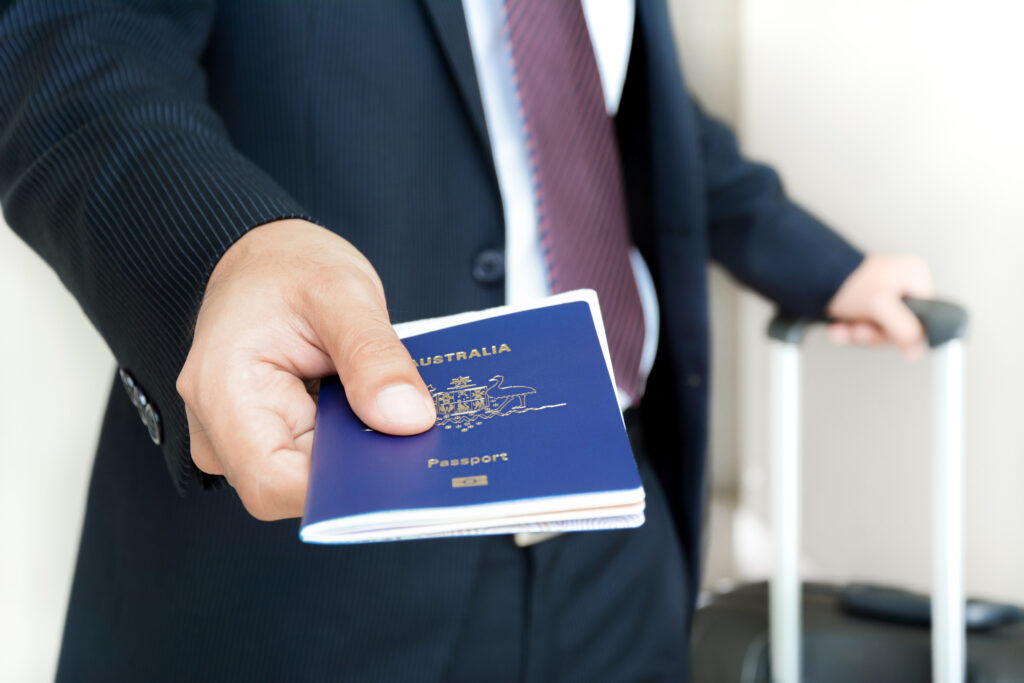 Modelo de tres fases para el contrato de pasaportes en Colombia