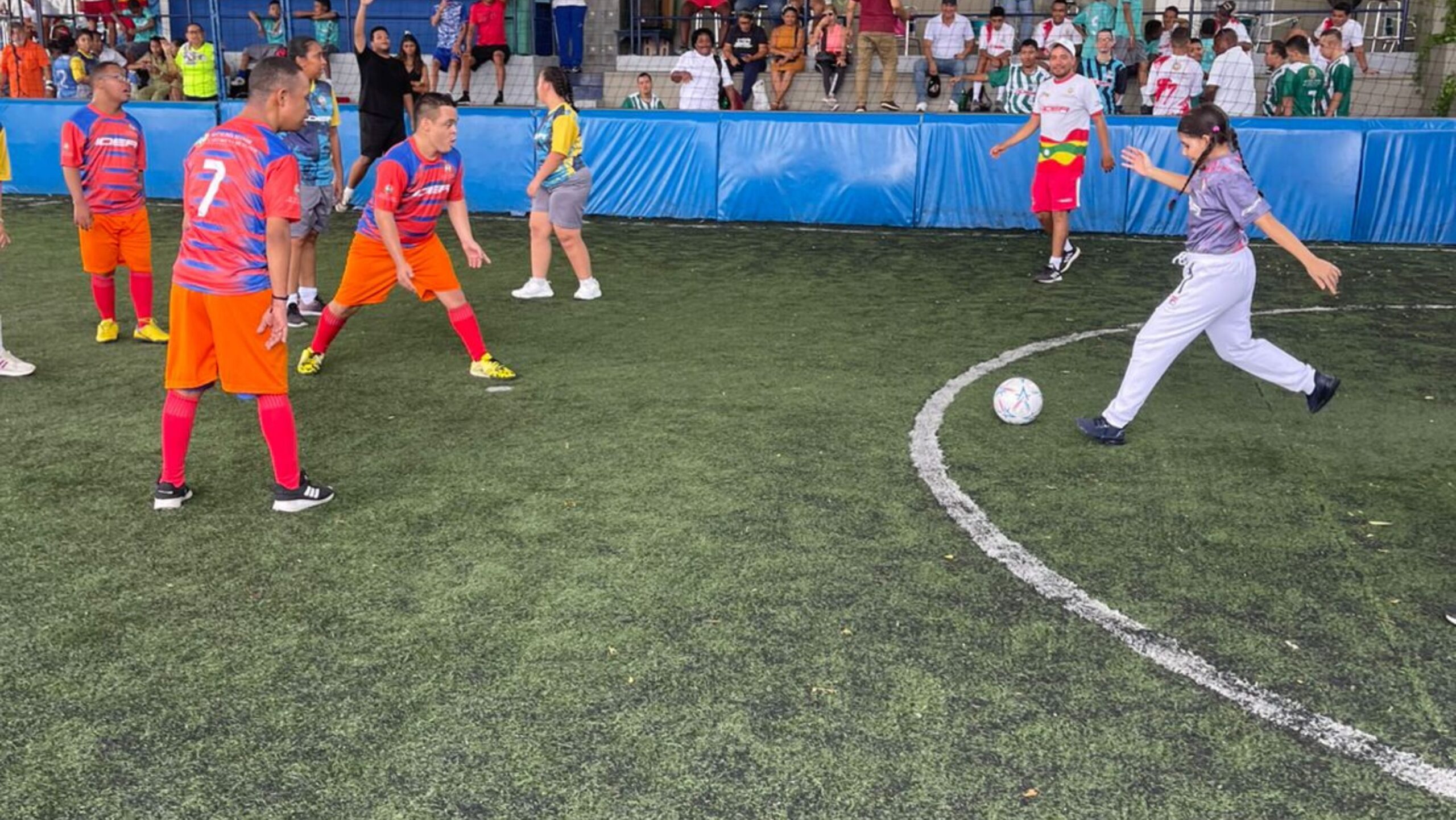 Participantes y familias comparten jornada deportiva en colegio Confenalco