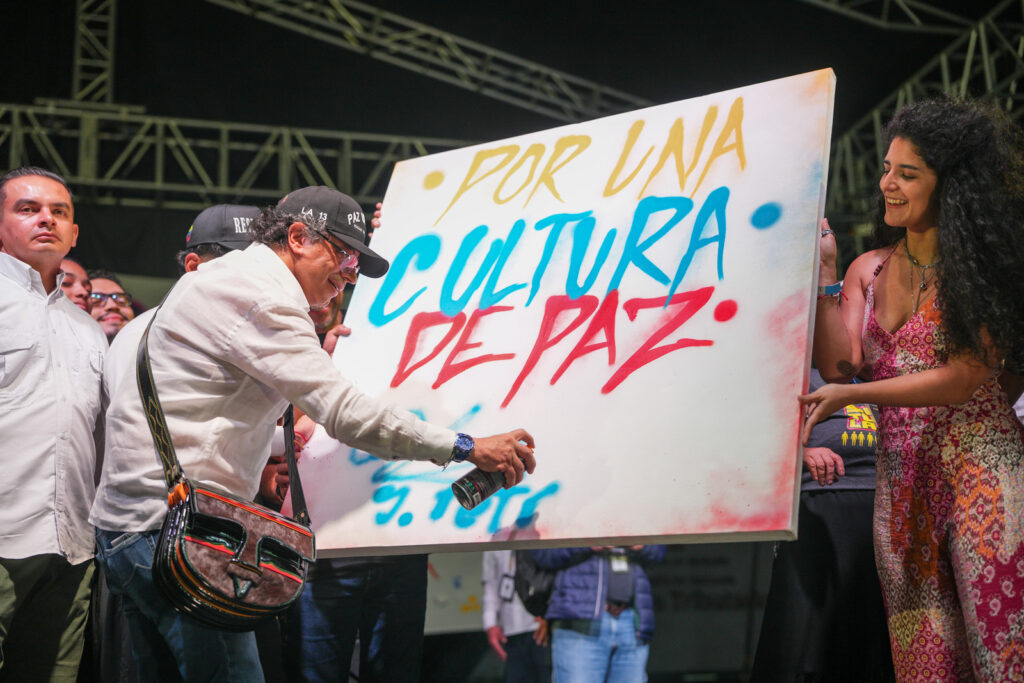 Petro responde críticas tras acto con reclusos en Medellín