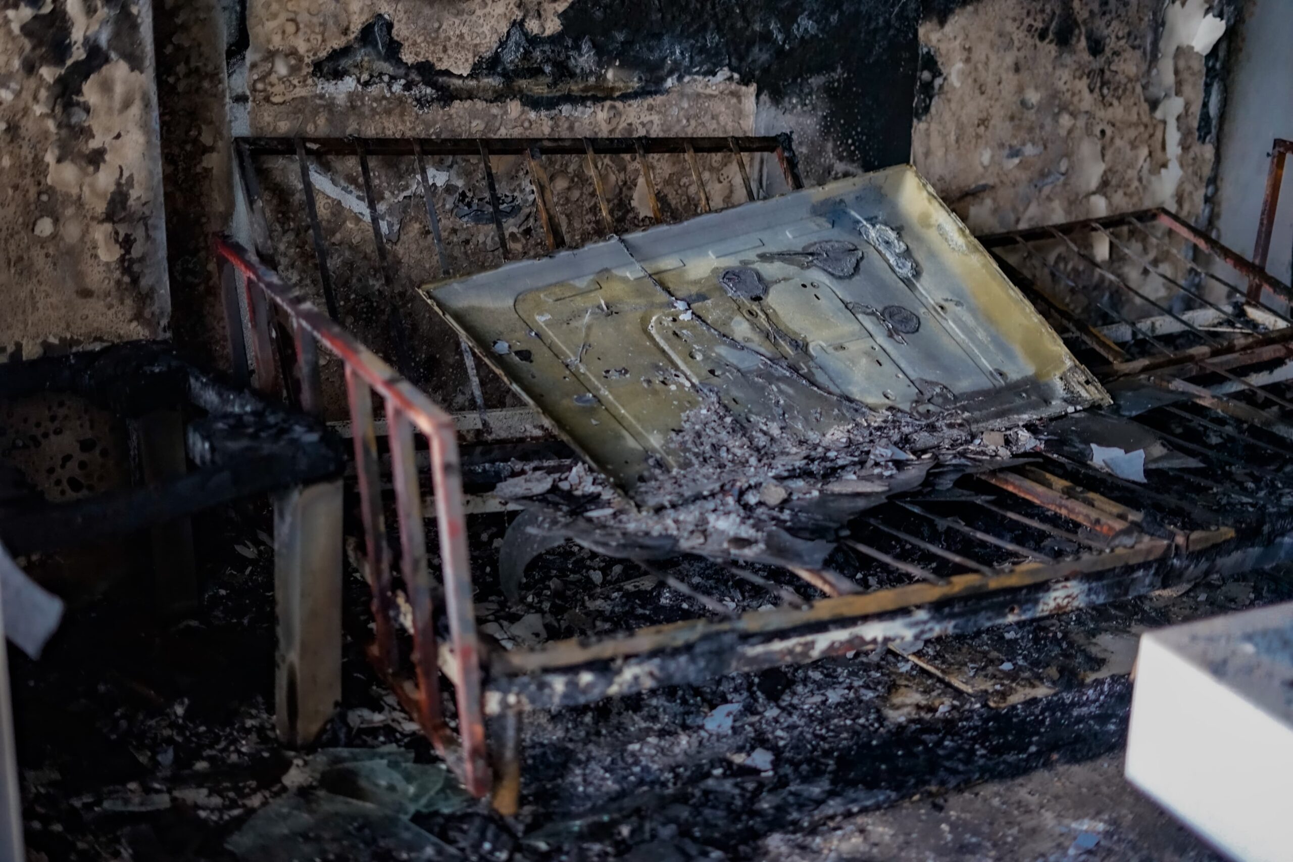 Sala afectada por incendio en apartamento del noveno piso en El Laguito