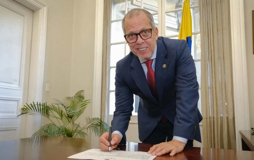 Alfredo Saade habló sobre la expedición de pasaportes en rueda de prensa.