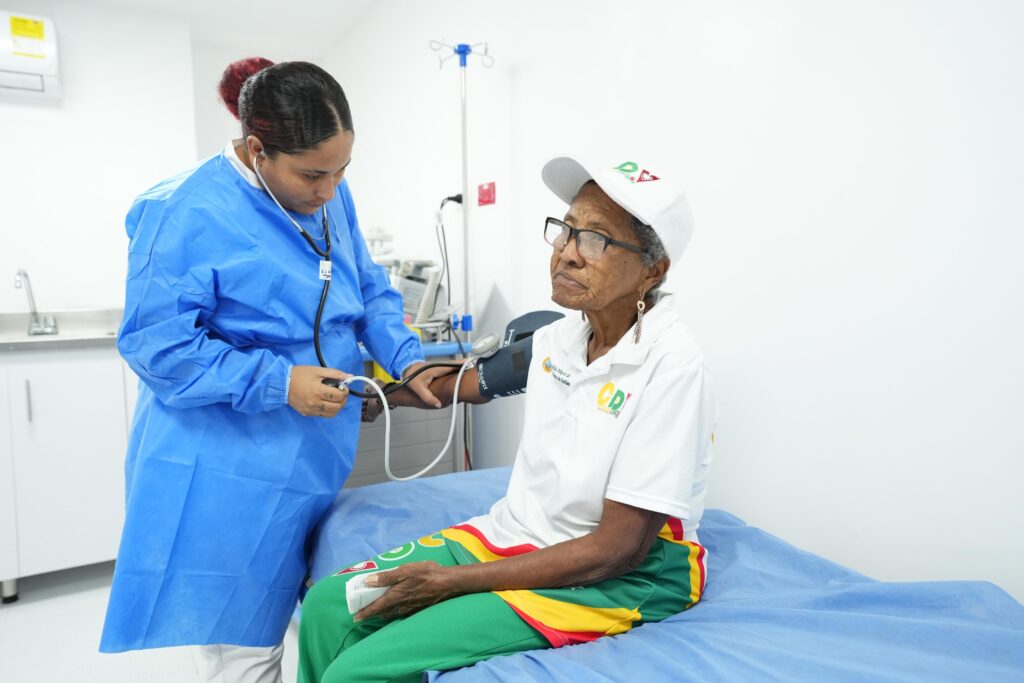 Atención médica en consultorios del CAPS La Esperanza.