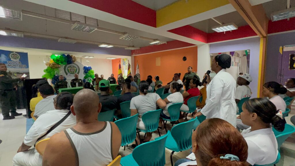 Autoridades locales y comunidad junto a la Policía en Colombiatón.
