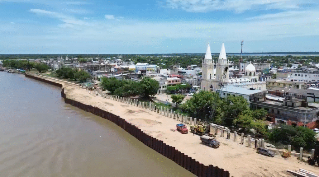 Avance de obras del Malecón turístico de Magangué en el río Magdalena.