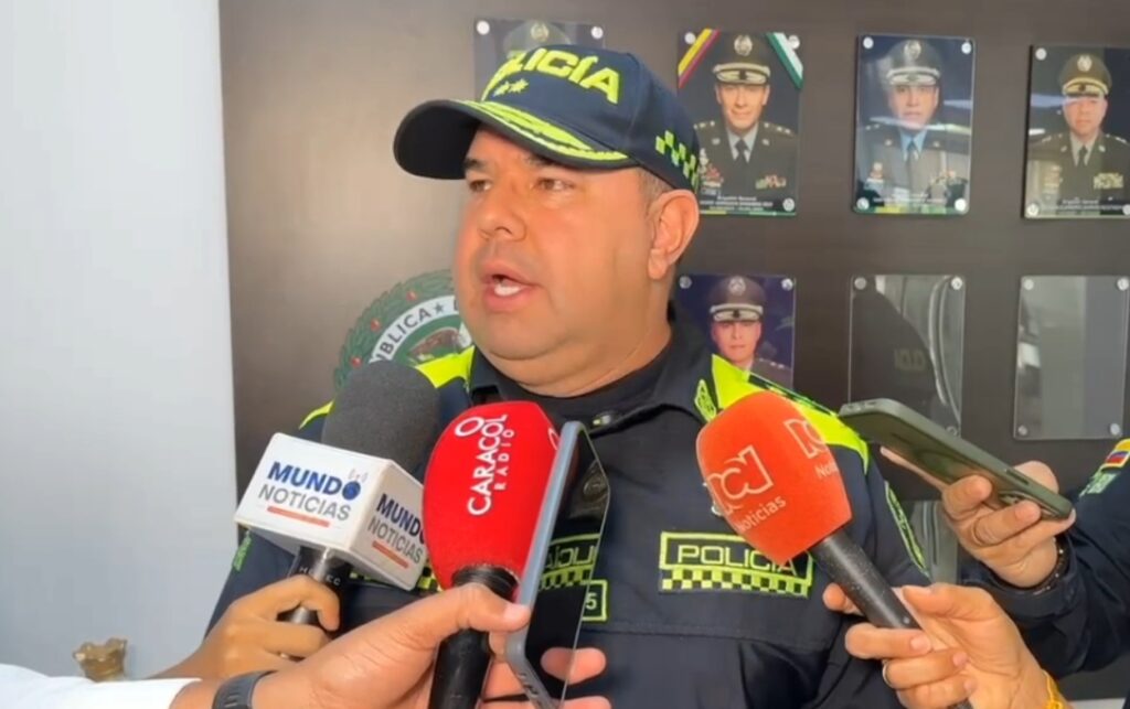 Brigadier general Gelver Yecid Peña presenta cartel de los presuntos delincuentes en Cartagena. 
