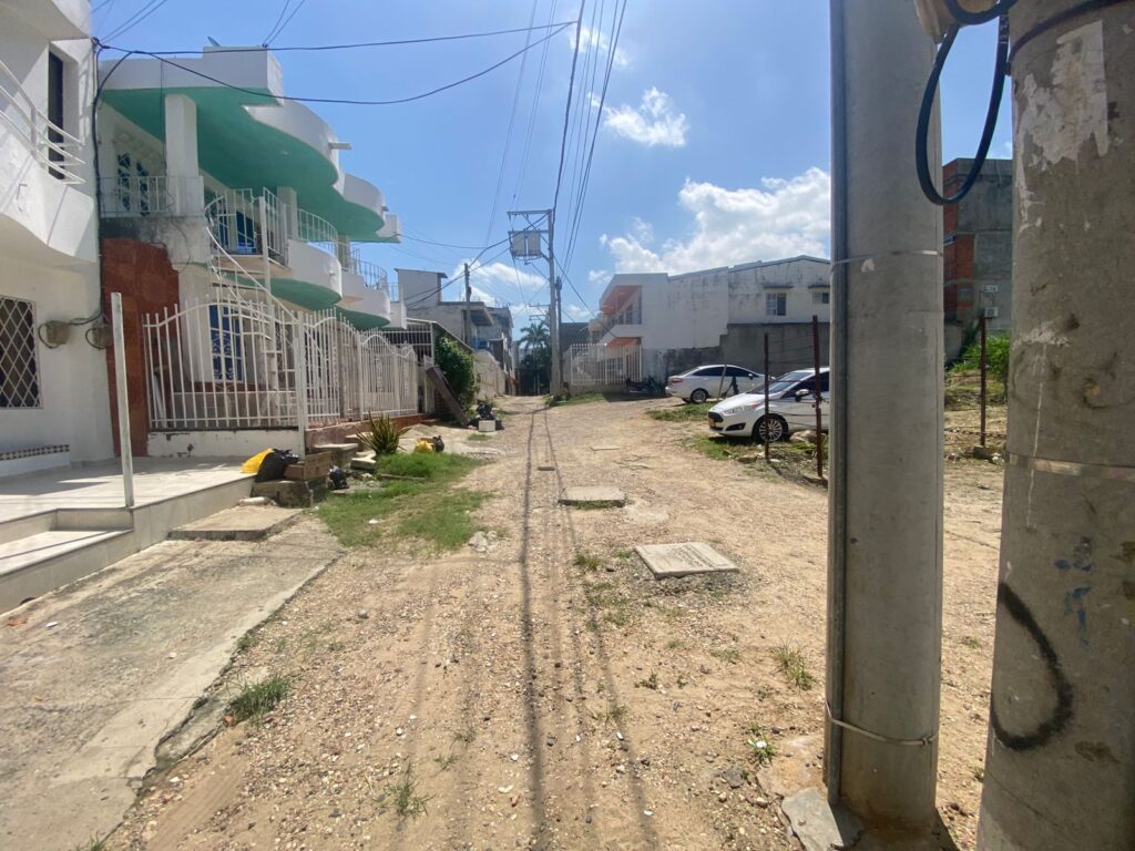 Calle sin pavimentar en La Providencia afecta a niños y adultos mayores