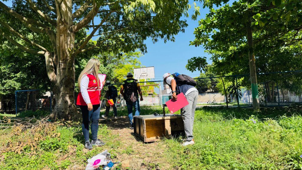 Equipo de salud revisa depósitos de agua en campañas contra el dengue en Cartagena