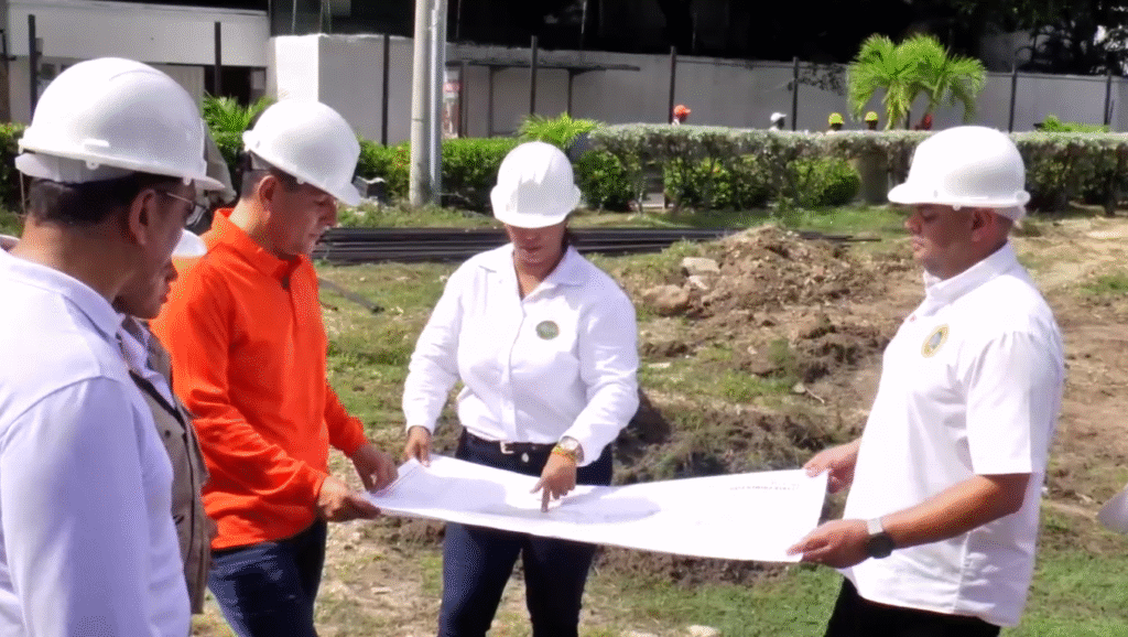 Alcalde Dumek Turbay inspecciona obras del Parque Flanagan.// Foto: captura de video- Alcaldía de Cartagena.