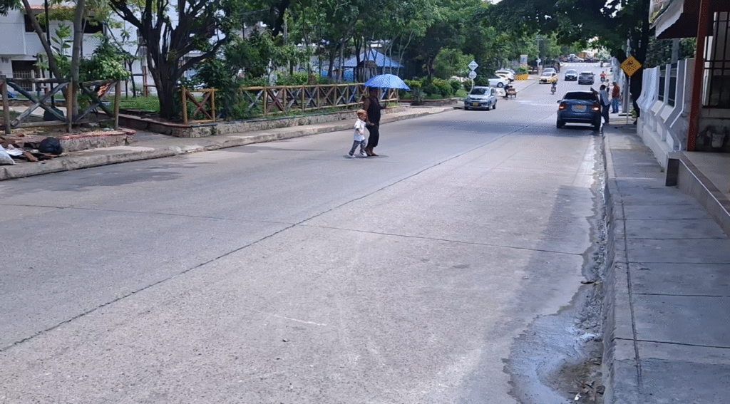Cebra peatonal desaparecida en cruce peligroso de Los Caracoles