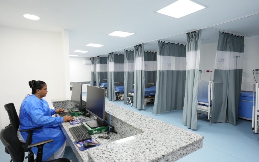 Condiciones laborales del personal médico en los Detalles del Decreto 0858 de 2025.