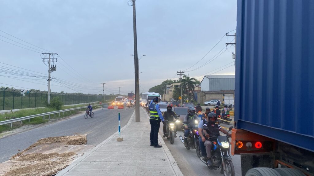 DATT regula tráfico durante reparación de tubería en Mamonal
