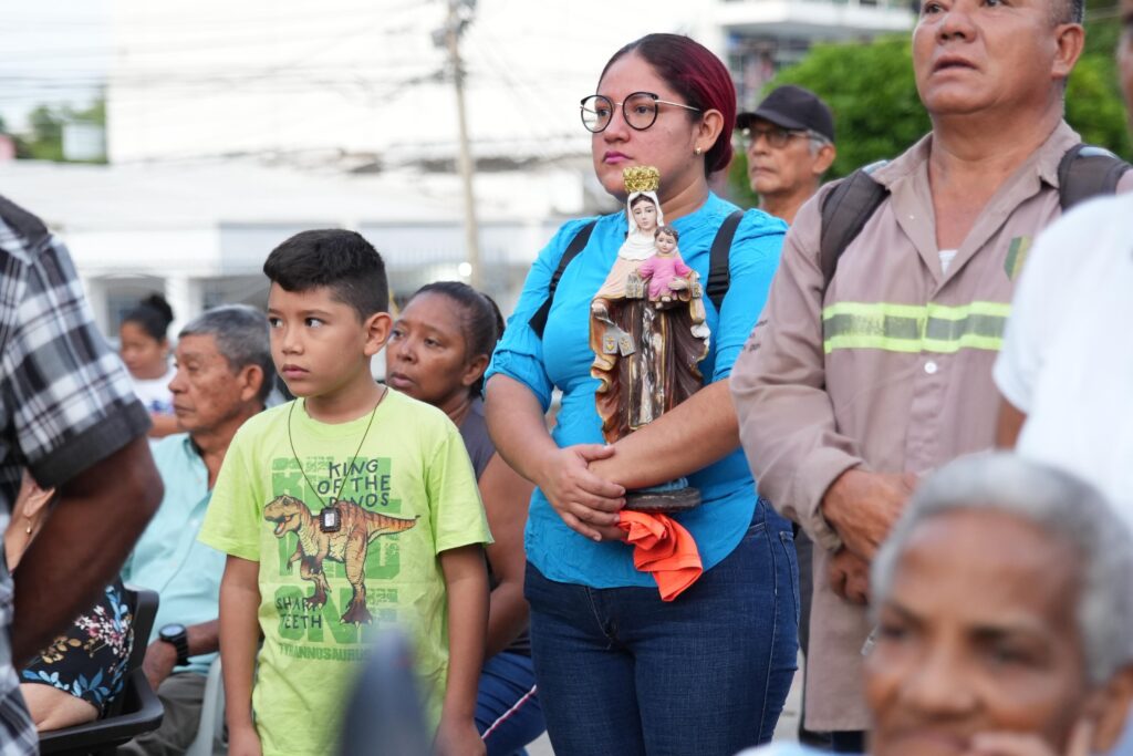 Devotos reunidos en Blas de Lezo por las fiestas de la Virgen del Carmen.