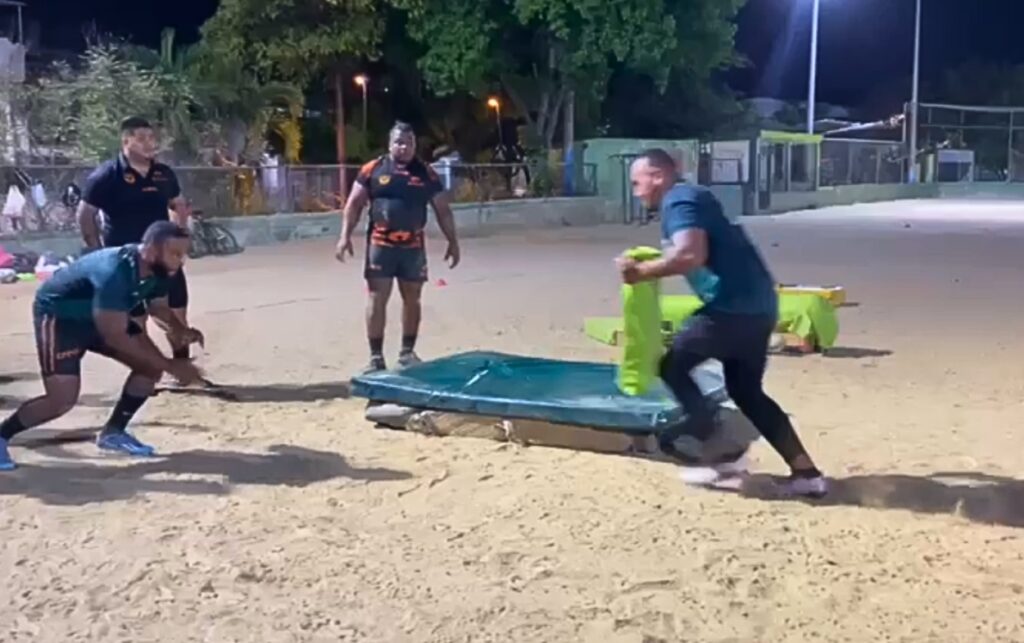 Entrenamientos del Kalamary Rugby Club en cancha improvisada en Cartagena.
