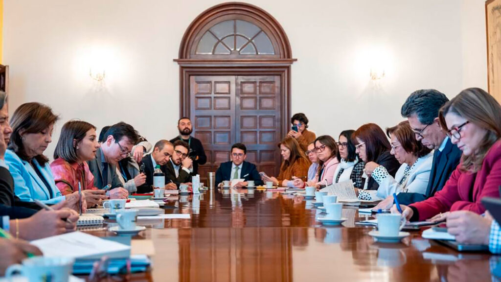 Funcionarios presentes en el empalme en la Cancillería este martes