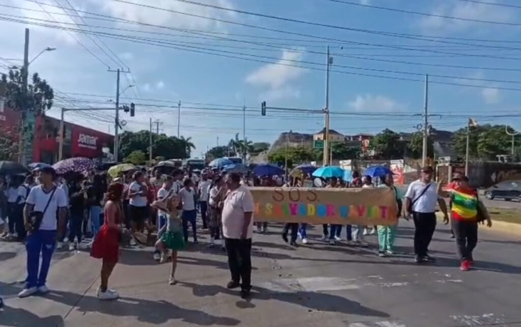 Manifestantes en la Alcaldía protestan por el deterioro de colegio oficial.