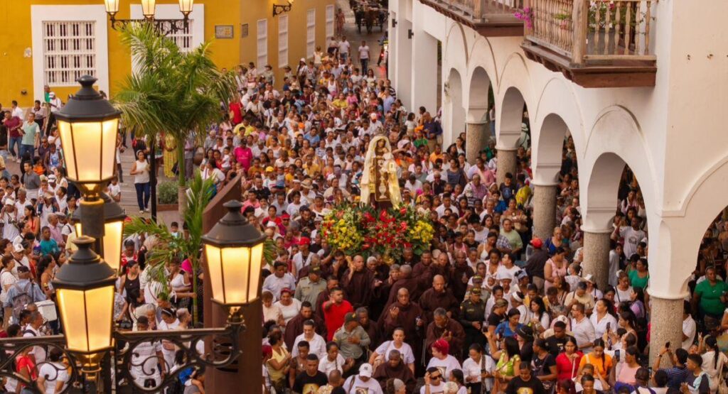 Misa y procesión en la Catedral por la Virgen del Carmen.