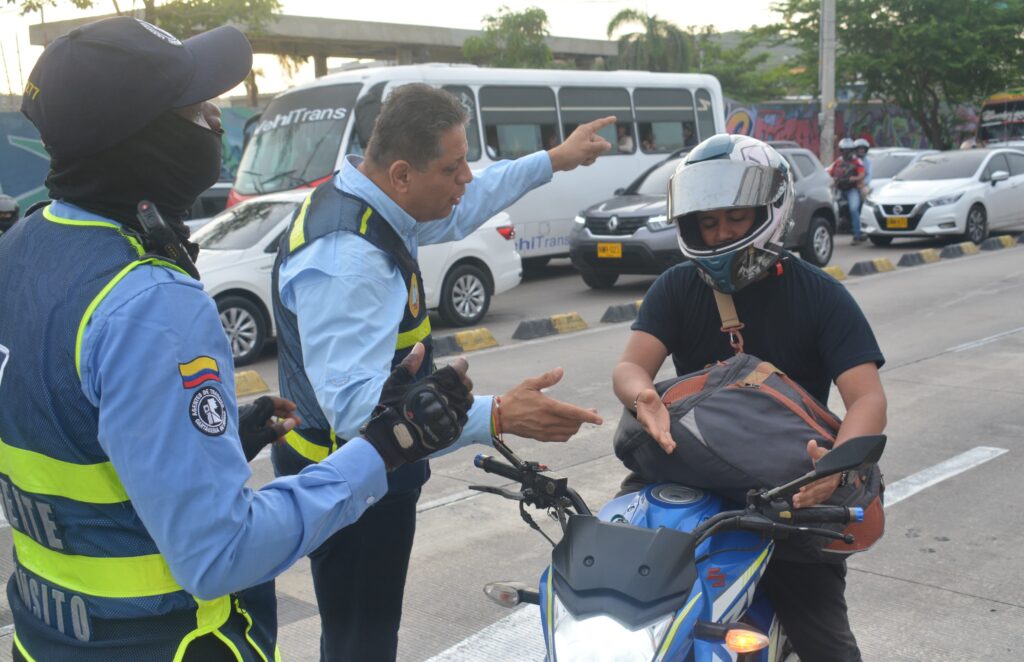 Motociclistas sancionados por invasión del carril de Transcaribe