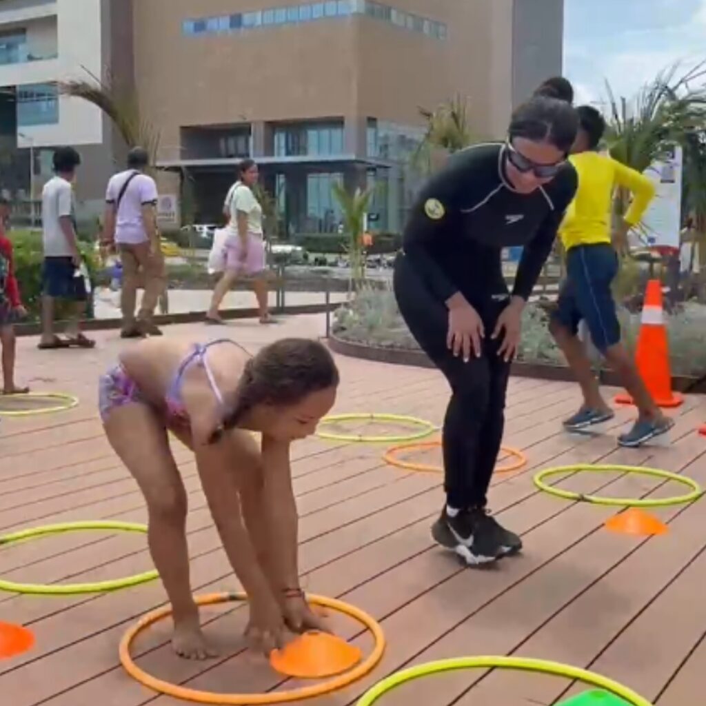 Niños participan en recreación familiar en Playa 5 en Cartagena