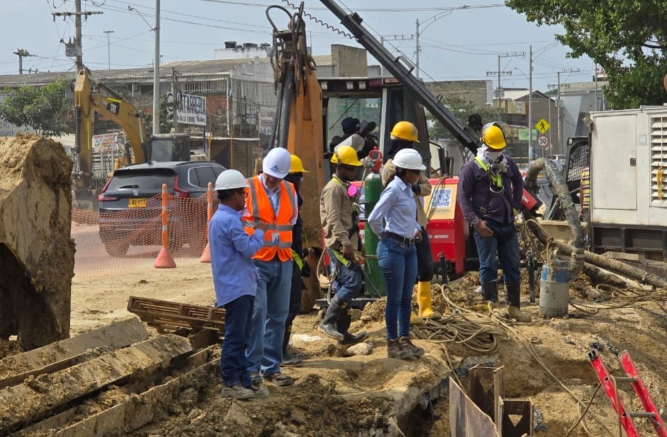 Operarios inspeccionan fuga en tubería de agua en Mamonal