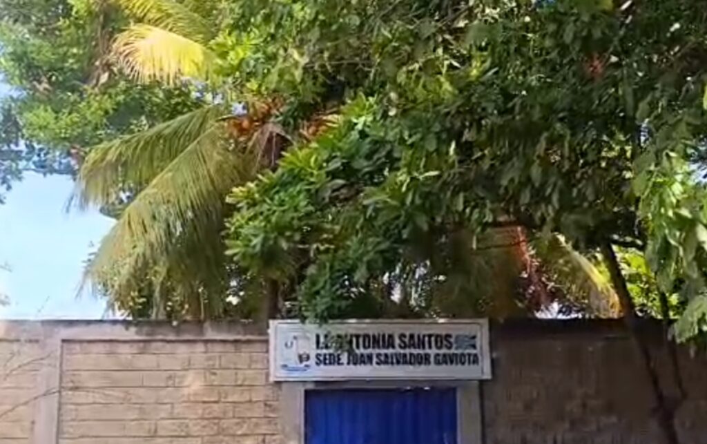 Padres y comunidad de la Antonia Santos protestan por el deterioro.