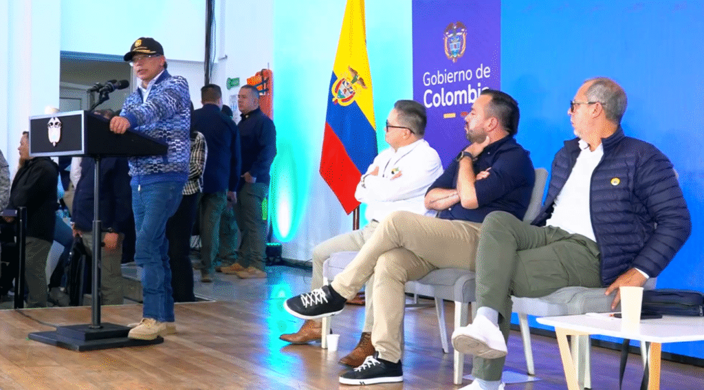 Petro critica tarifas actuales y defiende la energía limpia en Colombia.
