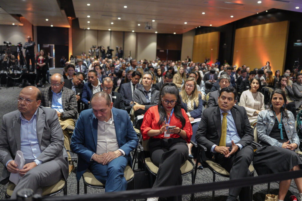 Petro propone red eléctrica para descarbonizar matriz energética continental.