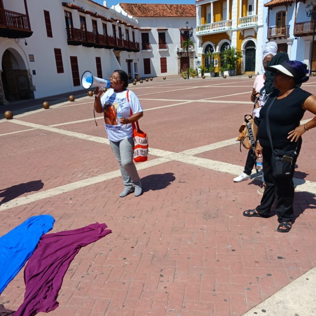 Plantón por desaparición de mujeres en Cartagena frente a la Alcaldía