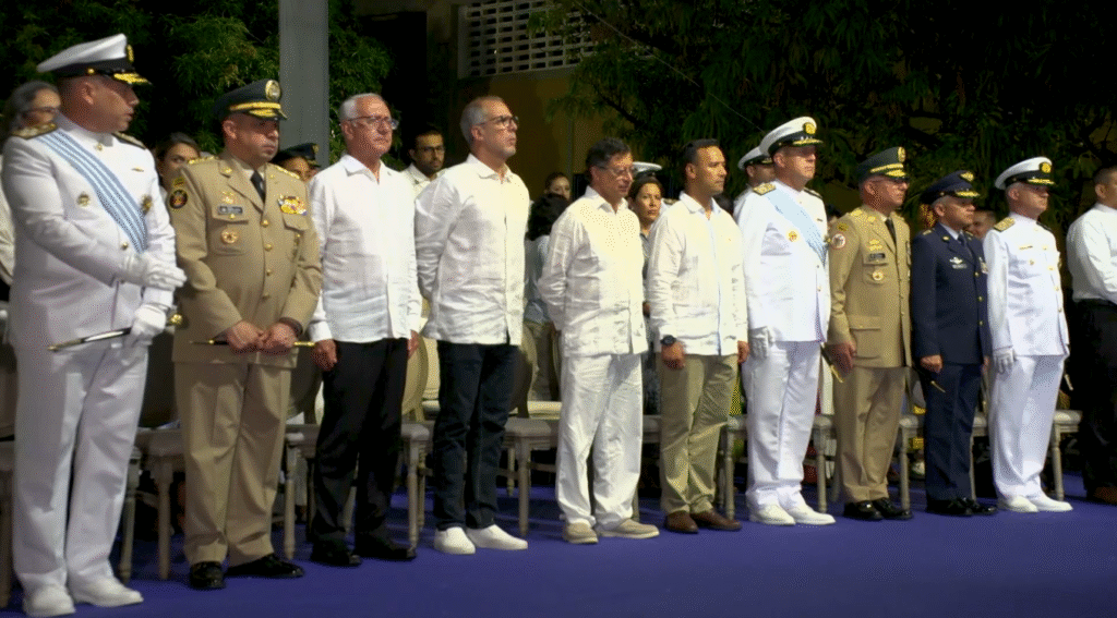 Presidente Petro defiende soberanía al proponer control estatal de puertos. 