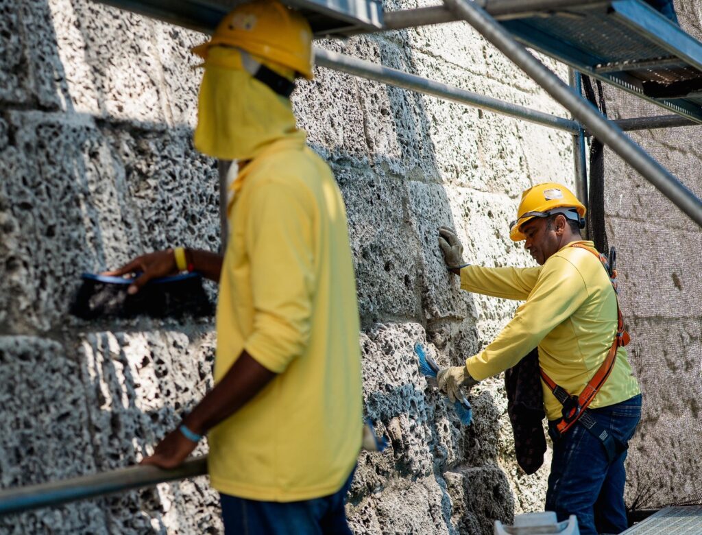 Proceso de limpieza de biofilm en murallas coloniales de Cartagena
