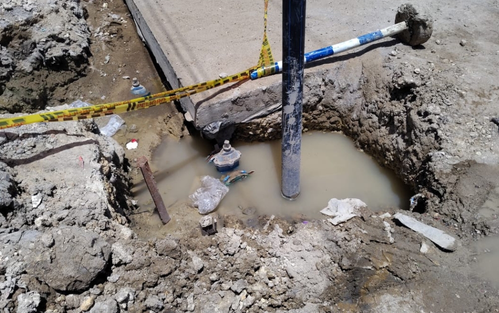 Rebosamientos afectan salud de vecinos según denuncia en calle Colombia.