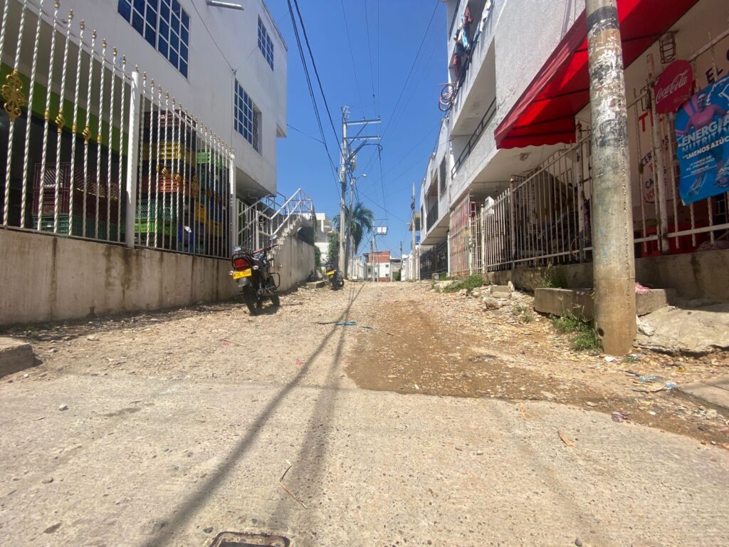 Residentes exigen pavimentación de calle en La Providencia Cartagena