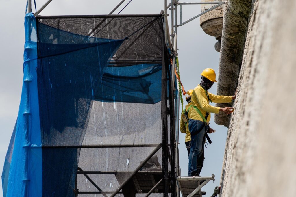 Restauradores de Etcar trabajan en superficie de muralla afectada por costra negra