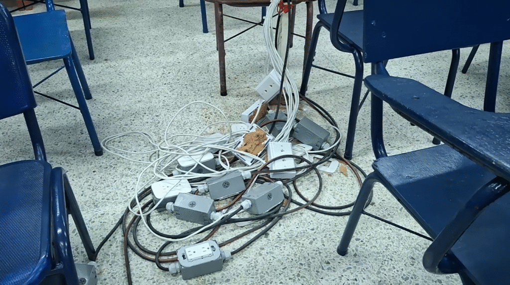 Sala de sistemas sin uso por falta de conexiones eléctricas.
