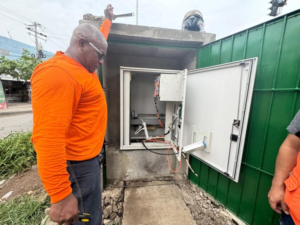 Técnico del DATT inspecciona red semafórica de Cartagena